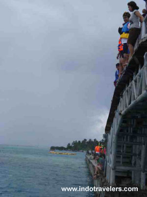 Loncat di jembatan pulau Tidung