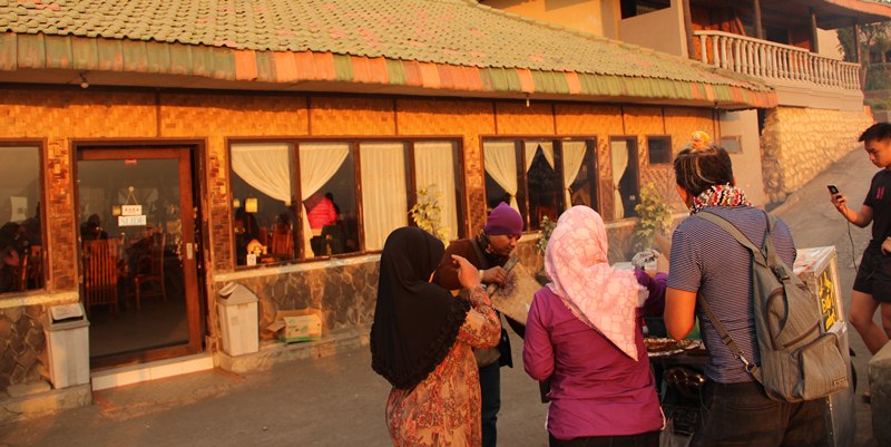Tukang Sate Di Hotel Cemara Indah