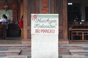 Nasi Ayam Kedewatan Ibu Mangku