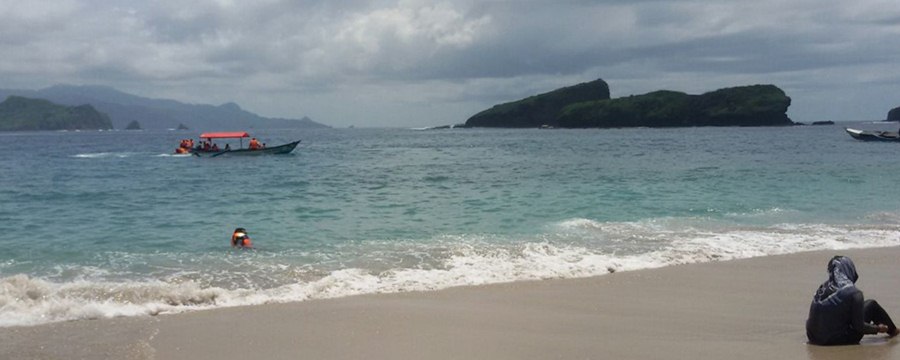 Pantai Pasir Putih Malikan / Papuma Jember